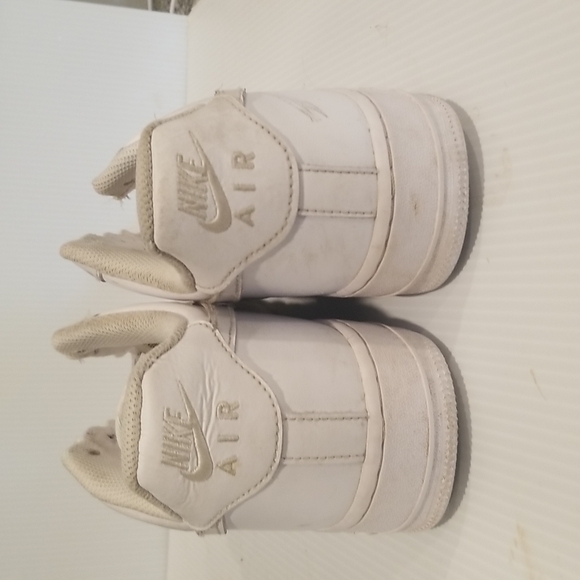 Mens  Nike tennis shoes in a great condition. main image 4